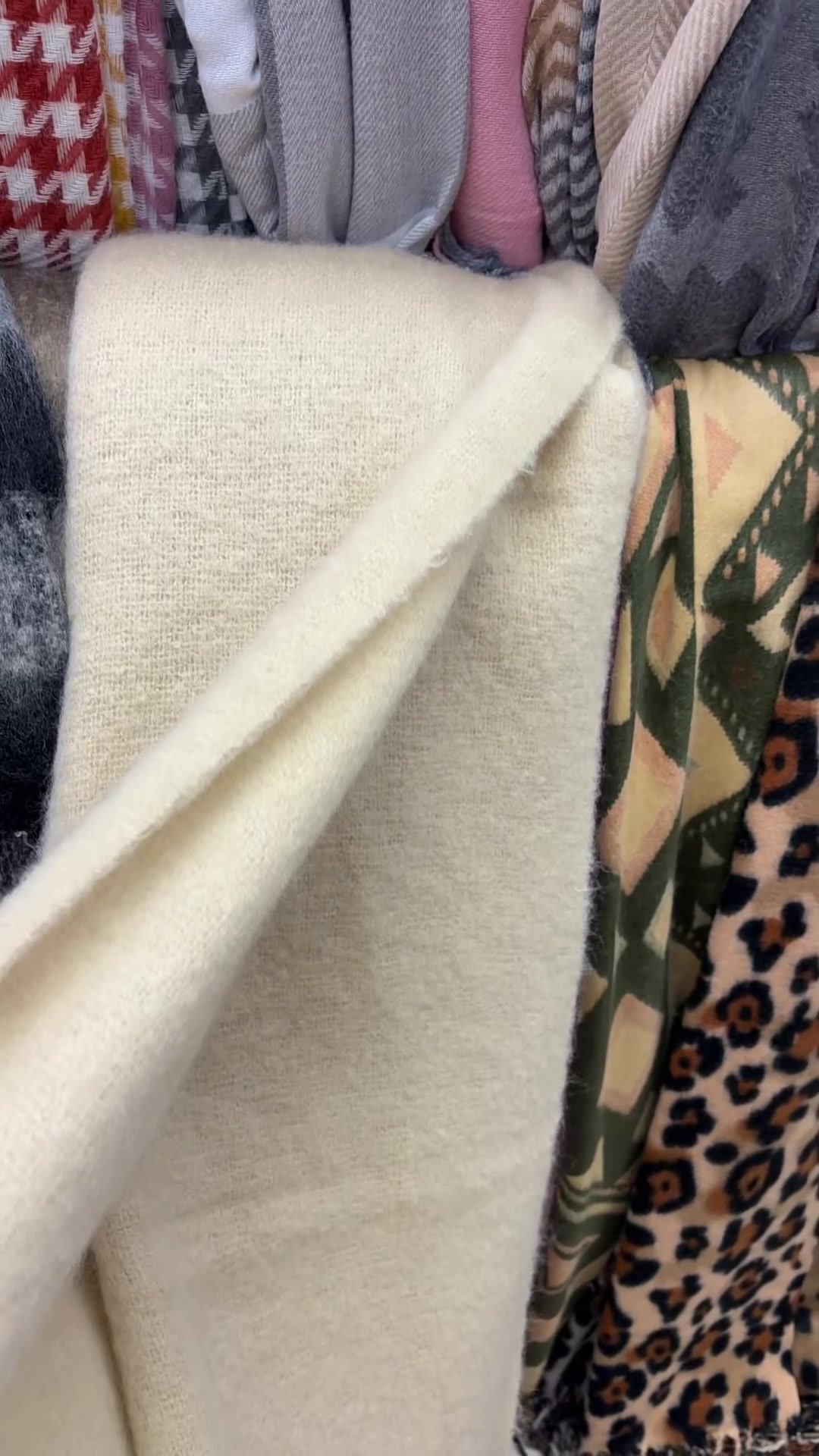 Hello everyone! Today, I'm going to share with you how to choose a scarf for winter. We say that a scarf must feel soft to the touch, be comfortable to wear, and its color should match that of your clothes. If you want to buy a scarf, please come to me