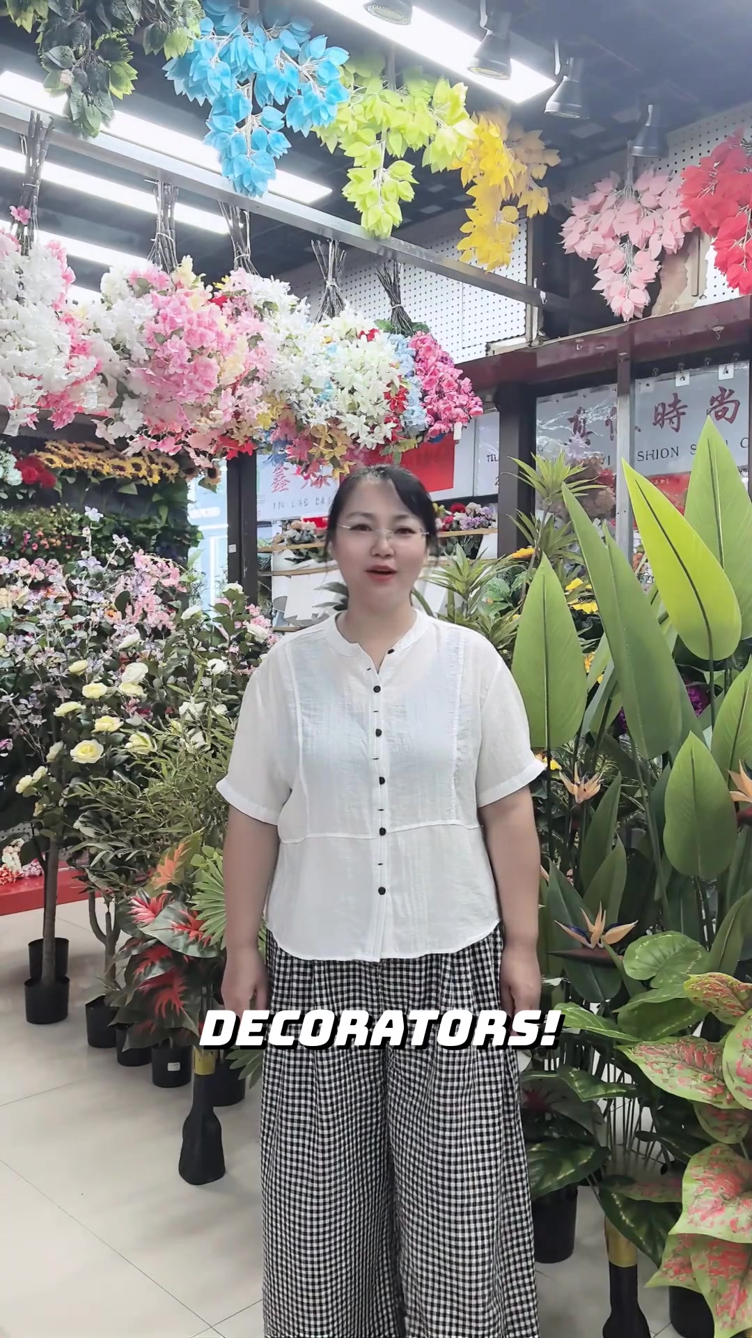 A large Nordic-style artificial tree with a realistic green flower plant, an olive tree floor-standing potted plant, for indoor landscaping and decoration in the living room